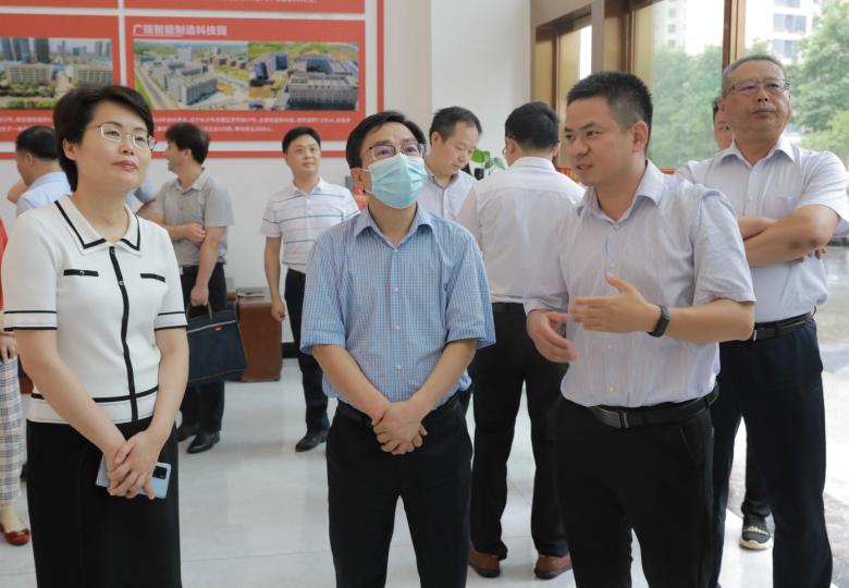 湖南省政協(xié)副主席賴明勇一行就“穩(wěn)經(jīng)濟、惠民生、保安全”來長調(diào)研